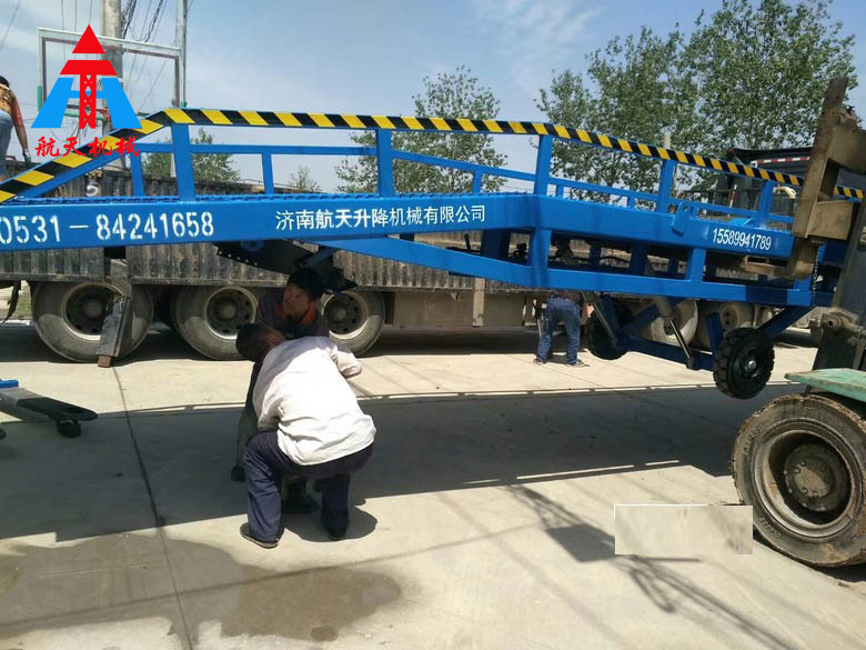 青島即墨8噸移動(dòng)式登車(chē)橋發(fā)貨
